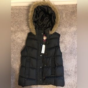 Never worn medium black Arizona sleeveless hoodie vest with tags.